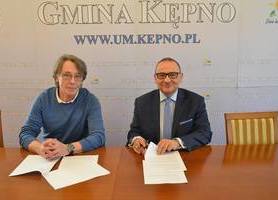 Podpisano umowę na wykonanie boiska w Mikorzynie 