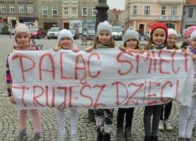  Happening ekologiczny „Paląc śmieci trujesz dzieci”