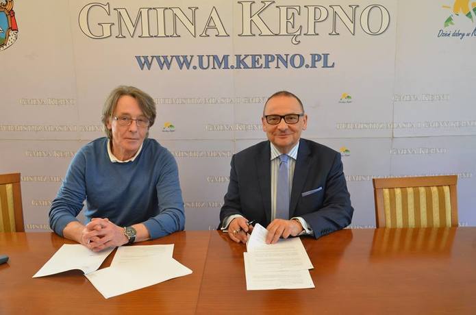 Podpisano umowę na wykonanie boiska w Mikorzynie 