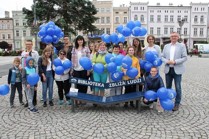 Biblioteczna ławeczka na Rynku